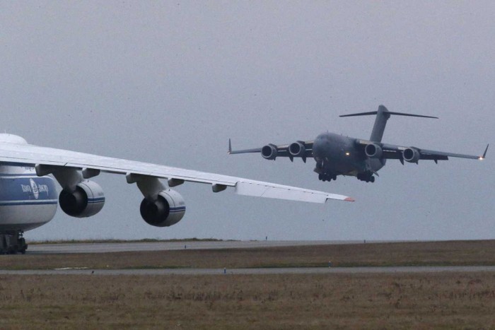 Máy bay vận tải hạng nặng C17 của Anh chuẩn bị hạ cánh xuống sân bay Evreux (cách Paris 90 km về phía Bắc) nơi có một chiếc chuyên vận Antonov của Nga đang đậu để chuẩn bị chuyển vũ khí đến Mali (ảnh chụp ngày 14/1/13)